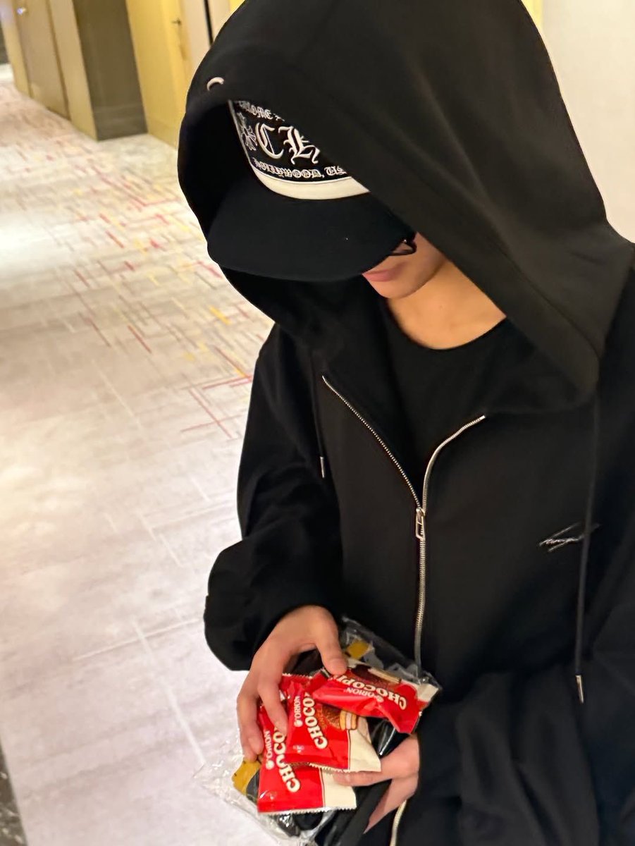 sunnis_100's tweet photo. 성화님 남친짤 보면 진짜 개큰가능 느껴지고.. 마음 너무 힘들고 여자로서 박성화를 가지지 못했다는 개큰상실감과 어떠한 통들이 무슨 쓰나미처럼 나에게 밀려오는데 그럴 때마다 눈물밖에 흘릴 게 없어서 하염없이 박성화 사진 잡고 우는 여자가 됨. https://t.co/f2KRj8QL2w