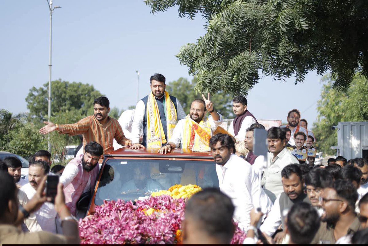 shyamtailorsjr's tweet photo. आज इंदौर प्रवास के दौरान भारतीय जनता युवा मोर्चा के राष्ट्रीय अध्यक्ष आदरणीय @drhemangjoshimp जी का मध्यप्रदेश की युवा शक्ति द्वारा भव्य एवं आत्मीय स्वागत किया गया।

इस अवसर पर युवा मोर्चा के पदाधिकारी एवं बड़ी संख्या में ऊर्जावान युवा साथी उपस्थित रहे। युवाओं का उत्साह और जोश संगठन की शक्ति एवं सेवा संकल्प की भावना को दर्शाता है।

@BJP4India @BJP4MP @BJYM @MPBJYM
