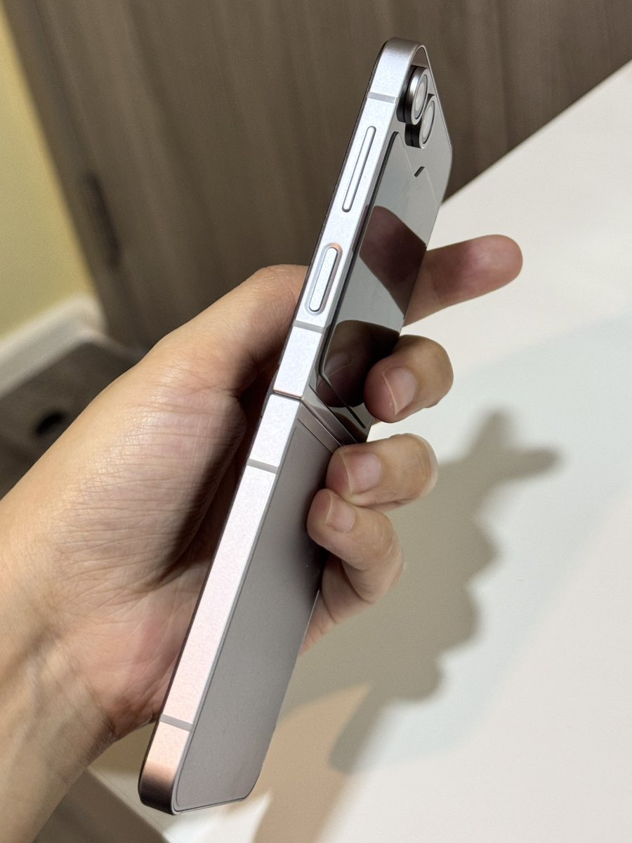noeniim_'s tweet photo. ❕Samsung Galaxy Z flip 6 / 256gb สีเงิน
สภาพใหม่มากกก ใช้มาประมาณ 1 ปี

📮 9500.- (รวมส่ง หรือนัดรับหมอชิต เซนลาด)
💌 สอบถาม / ต่อรองราคาได้ค่า

#ส่งต่อโทรศัพท์ #ส่งต่อsamsung #ส่งต่อซัมซุง #โทรศัพท์มือสอง #โทรศัพท์มือ2 https://t.co/BWMwskJPuf