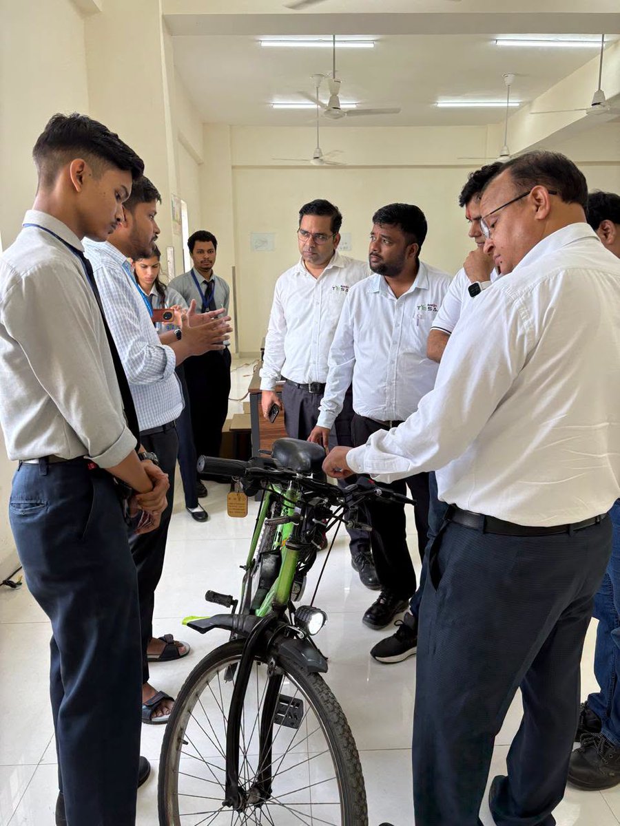 estc_ramnagar's tweet photo. 📷 Industry–Academia Interaction at ESTC, Ramnagar
Representatives from Action TESSA visited Electronics Service &amp; Training Centre (ESTC), Kaniya, Ramnagar for an Industry–Academia interaction. https://t.co/6G3N3lnsmP