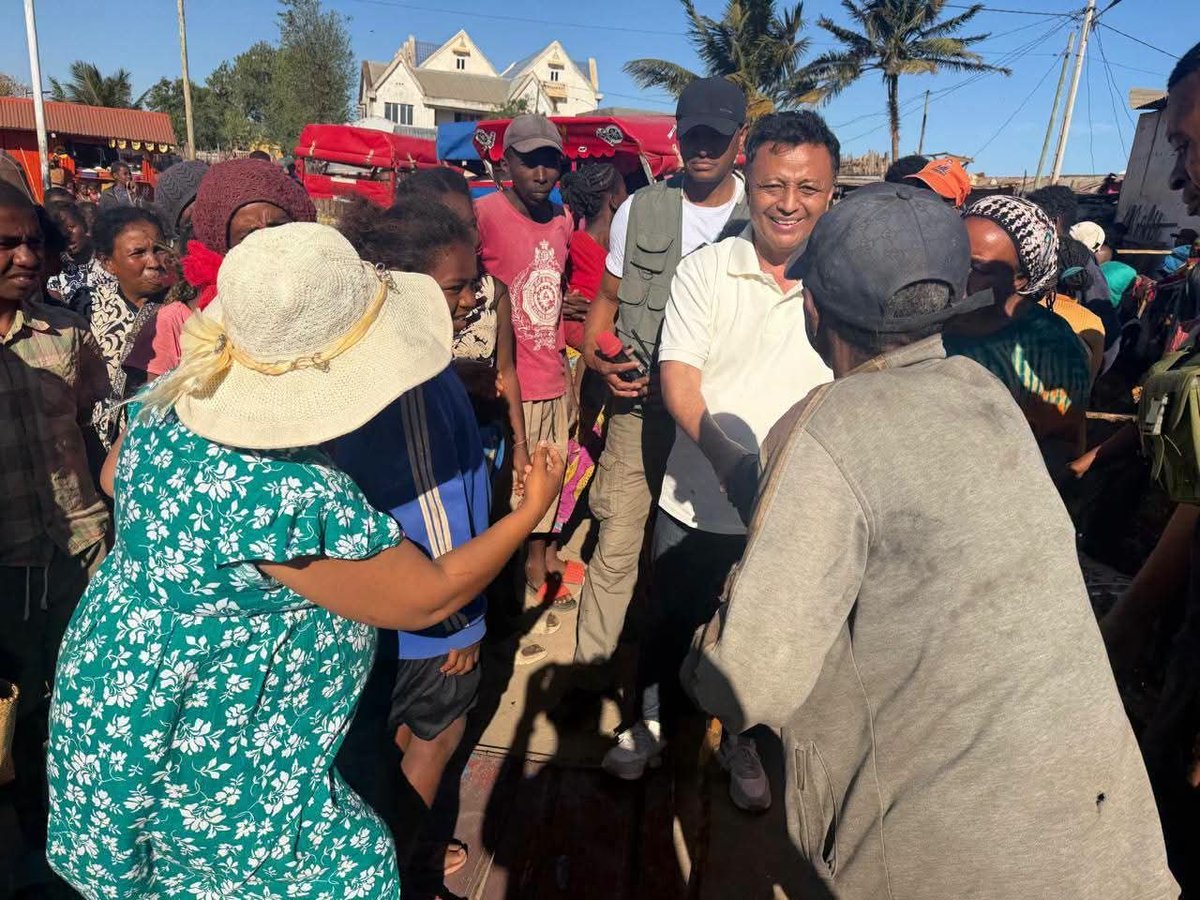Miorreyy's tweet photo. 🔥 MIGREVY NY MPIVAROTRA AMORON-DALANA!
Tsy manaiky esorina amin’ny trottoir sy arabe izy ireo. Mihamafy ny fifandonana, misy fandoroana pneu sy fanakanana lalana. Mila vahaolana, fa tsy korontana! 🇲🇬
#Madagascar #Crise #Fanavaozana https://t.co/AOEYC6yBMY