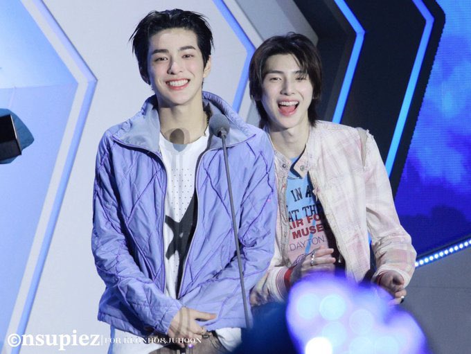 PloysaiOy's tweet photo. OP ถาม พิจูฮุน ว่า 3 สิ่งที่น่ารักของ กอนโฮ มีอะไรบ้าง? 

พิจูเลยตอบมา 3 ข้อ

1. อายุน้อย/มีความเด็ก  
2. ตัวสูง  
3. รอยยิ้มน่ารักมาก  

OP เลยถามแซวกลับไปว่า ข้อ 1 กับข้อ 2 (อายุน้อยกับตัวสูง) นับเป็นความน่ารักด้วยเหรอ?

พิจูฮุนก็เลยยิ้มแล้วตอบว่า ส่วนที่น่ารักที่สุดของกอนโฮ ก็คือรอยยิ้มน่ารักๆ ของเขานั่นแหละ ☺️💗

#JUHOON #KEONHO #CORTIS