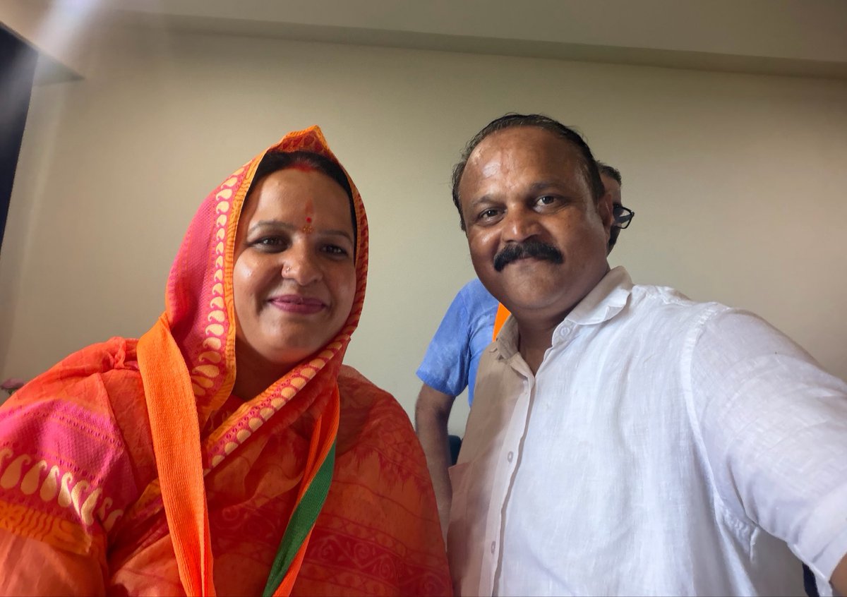 neeraj_jain75's tweet photo. अजमेर की नवनिर्वाचित महापौर अनामिका शर्मा को शुभकामनाएं एवं बधाई 💐
@narendramodi जी के नाम पर @BhajanlalBjp जी के काम पर अजमेर की जनता और पार्षदों ने विश्वास जताया !
विधायक एवं विधानसभा अध्यक्ष @VasudevDevnani वित्त आयोग अध्यक्ष @chaturvediarun1 @AnitaBhadelBJP आभार
#nikaychunav https://t.co/cWre2aWc42