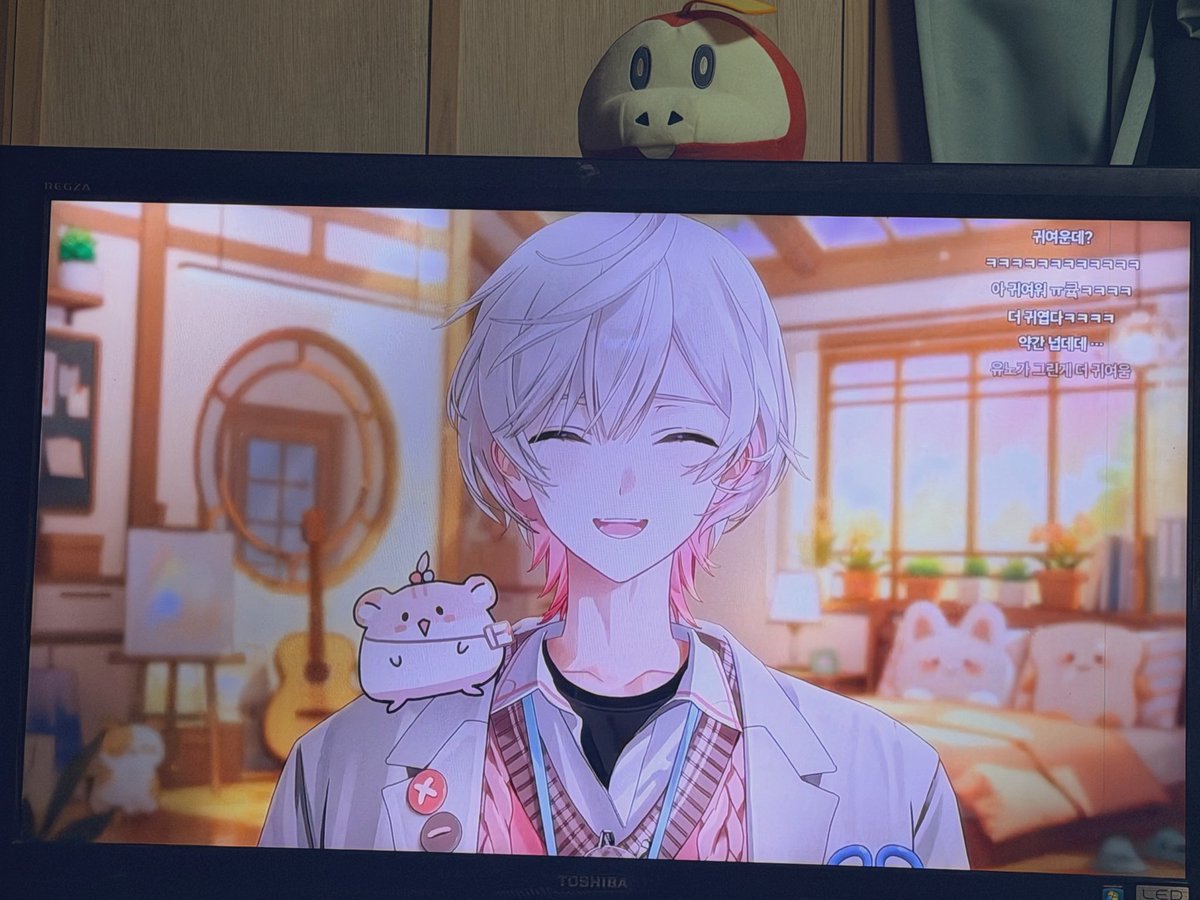 10yuyuchi15's tweet photo. 実家のテレビで配信みてるwwww
お母さんが、よくインスタのストーリーに上がってるこの人達はなに？って言ってる🤣
ユノとホゲータコラボ🔥 https://t.co/2ouDJ3U3FR