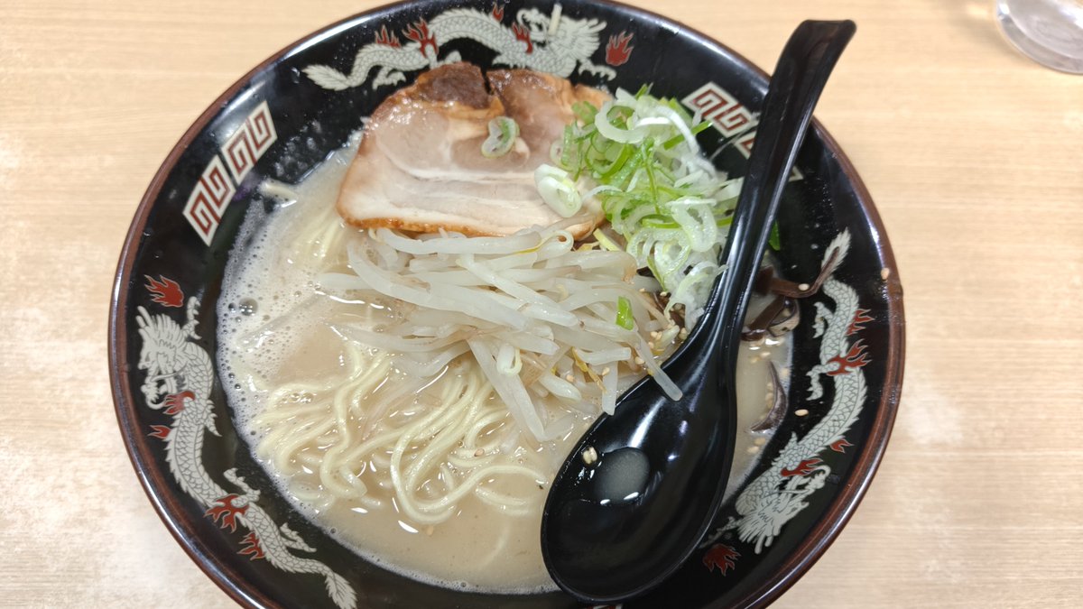 sasuke50721's tweet photo. 福山駅近とんこつラーメン屋さん
チャーハン大盛りで1000円
普通かな、可もなく不可もなく https://t.co/yrOE0XOw2c