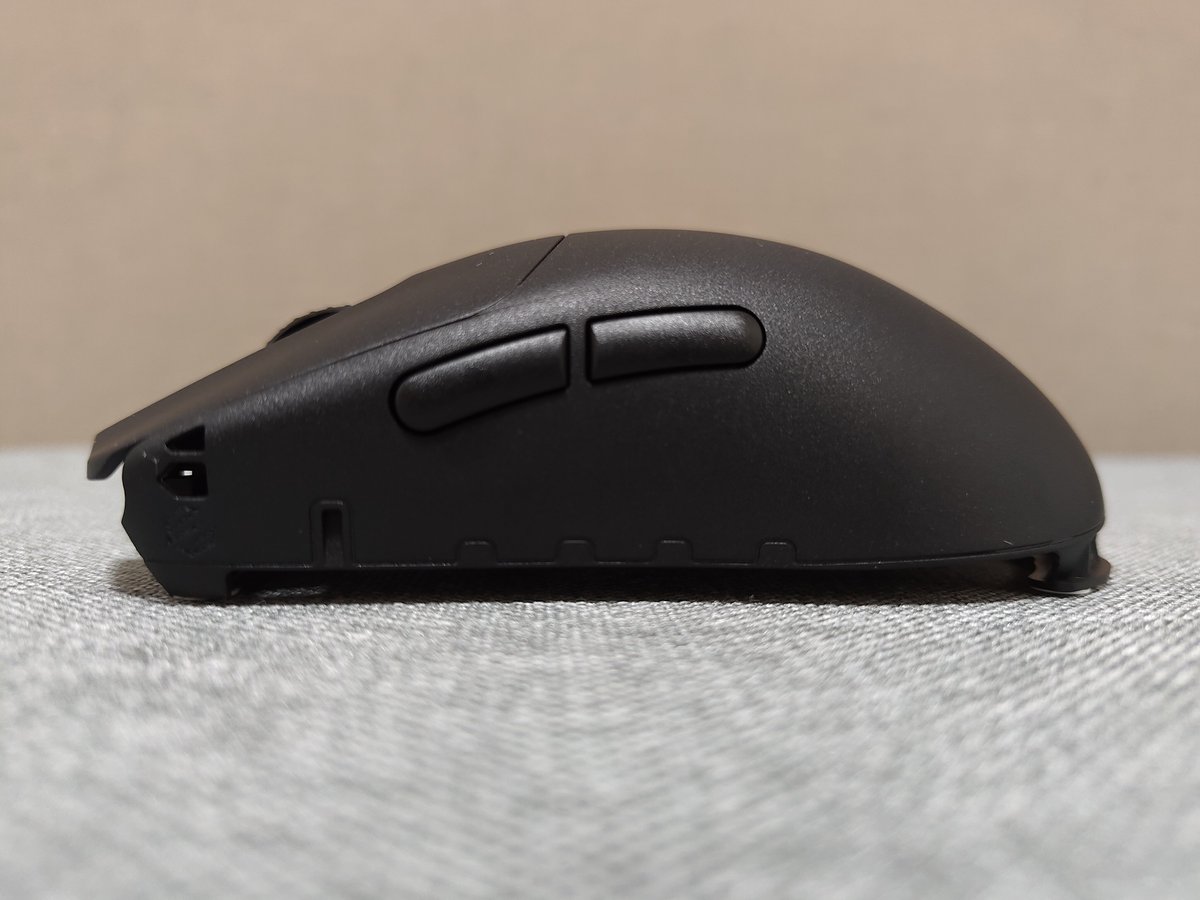 Guess_Oh_DbD's tweet photo. G-Wolves HTS Plus Pro

かっっっっるぅぅぅぅ
前情報で知ってはいたけど目の当たりにするとボトムシェルほぼないの笑っちゃうわ
そりゃ軽いわ…
自然に握った時のセンサー位置はかなり前め
かぶせとつかみでセンサー位置ほぼ変わらなそう、というか自然と被せに近づきそうな形してる https://t.co/oTDFsqml1L