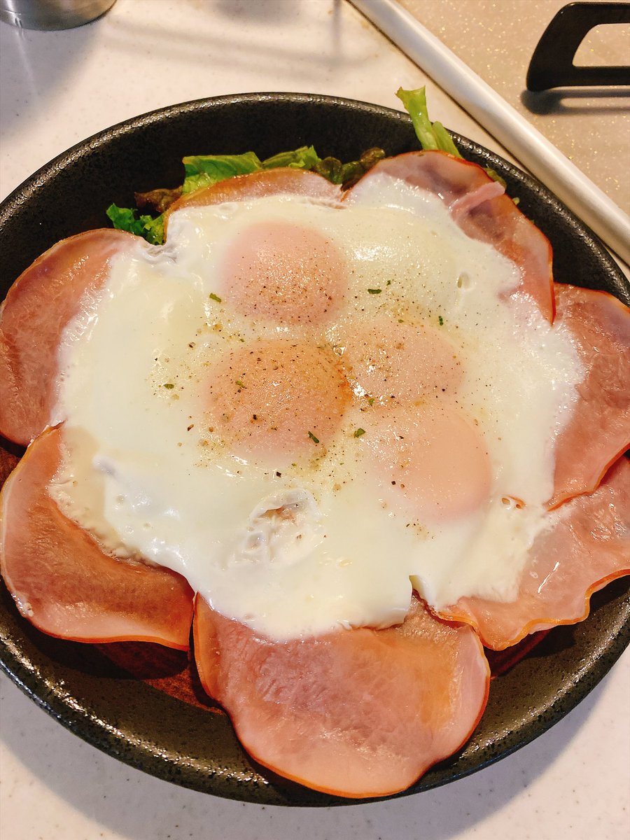 tamocamp's tweet photo. 今晩のお酒のお供はハムエッグ
双子の卵のせいでやたら量が多く見えます😆

シンプルに塩コショウでいただきます🙏

それではかんぱーい🍺*(ˊᗜˋ*)و✨️ https://t.co/H0OQKbzaej