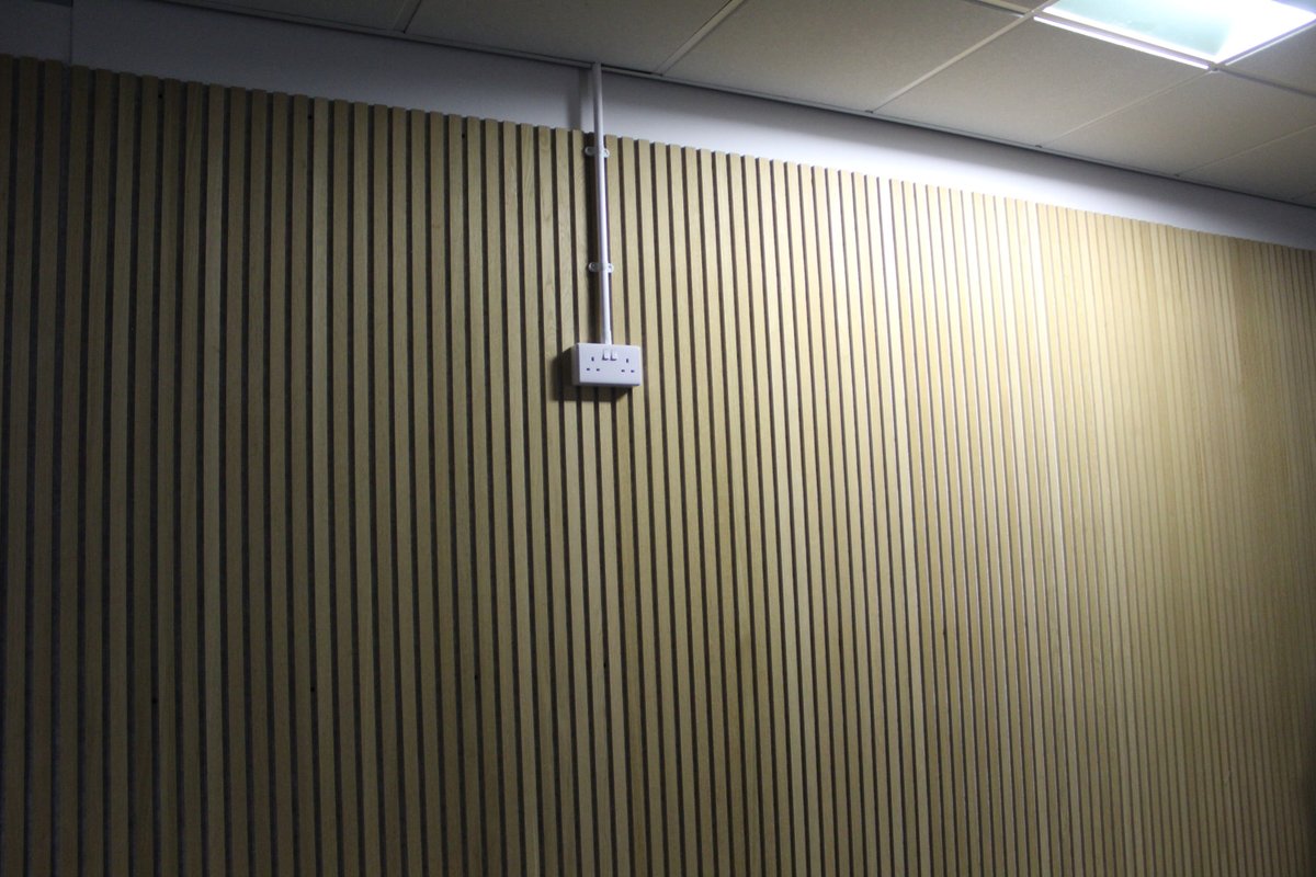RapidTechToday's tweet photo. Making better use of existing tech!

We relocated their display and added a digital signage player for dashboards and office content. Swipe to see what the wall looked like before ➡️

#DigitalSignage #AVInstallation #OfficeTech https://t.co/9AVyiEfiKt