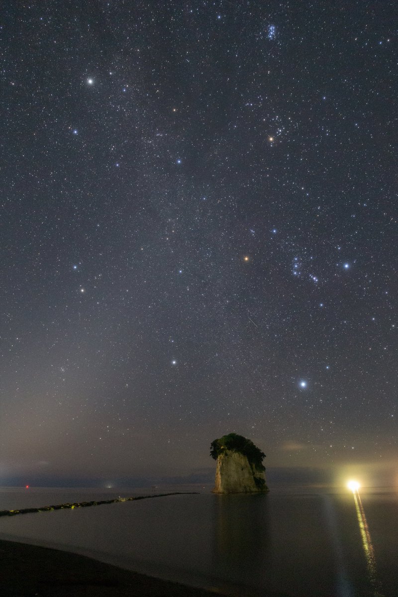man_ten_bo_shi's tweet photo. 以前撮影した能登の星空です。
地震前に撮影した石川県珠洲市の見附島です。
9月未明の東の空には、オリオン座などの冬の星座たちが集合しています。明るい星が多くて華やかですね。
連休後半は午前2時頃には月が沈みます。
街明かりが少ない場所では、月没後にたくさんの星を見ることができますよ。 https://t.co/wwzQLUZyIg
