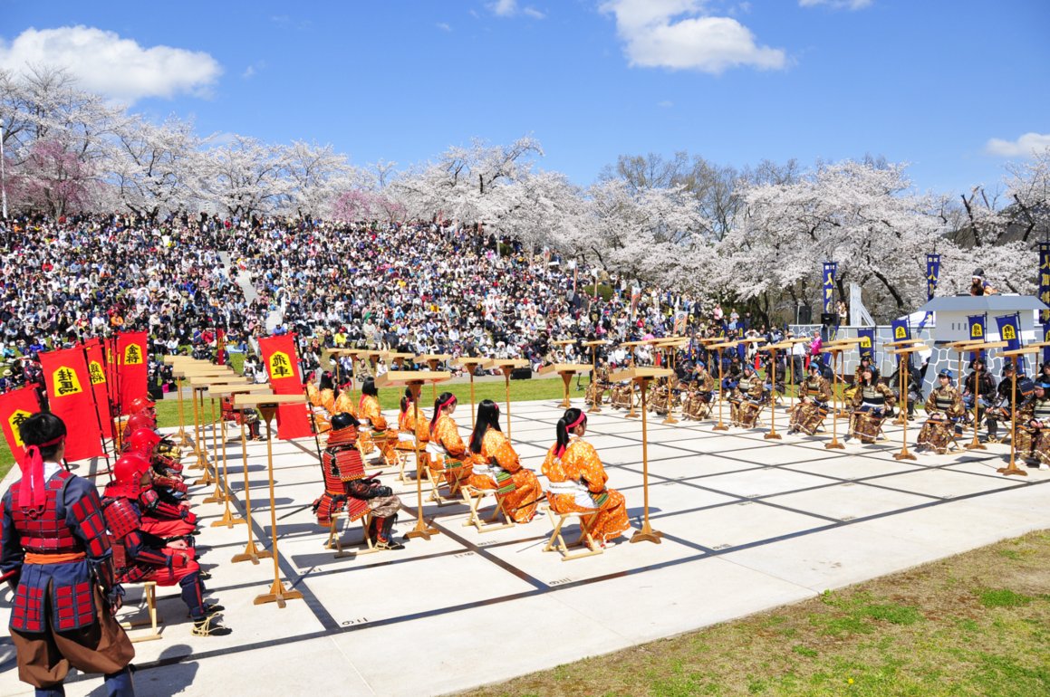 JapanGov's tweet photo. From local craft to global ties.🪵 Tendo’s “Human Shogi” found a counterpart in Marostica, Italy, home to “Human Chess.” Their shared tradition helped spark exchanges, and they became sister cities in 1989. Today, citizen visits and friendship ambassadors keep those ties alive.🤝 https://t.co/lW2Wx5NtXy