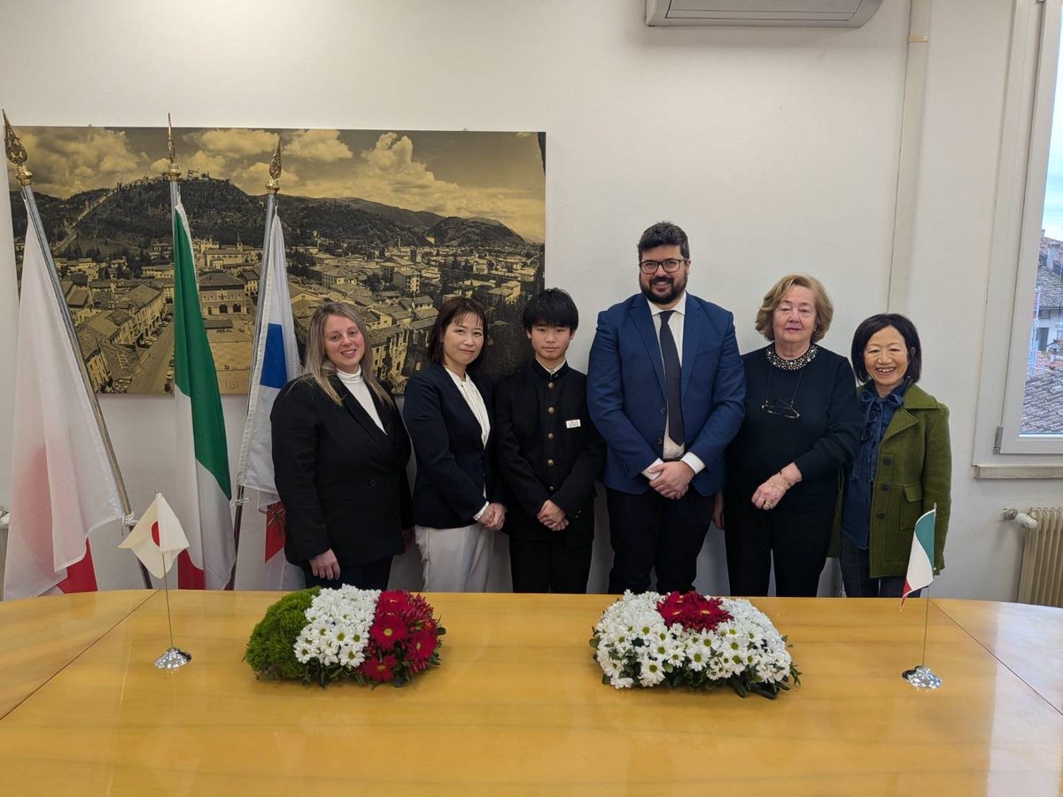 JapanGov's tweet photo. From local craft to global ties.🪵 Tendo’s “Human Shogi” found a counterpart in Marostica, Italy, home to “Human Chess.” Their shared tradition helped spark exchanges, and they became sister cities in 1989. Today, citizen visits and friendship ambassadors keep those ties alive.🤝 https://t.co/lW2Wx5NtXy