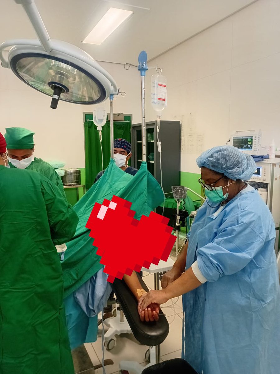 CubacooperaAin1's tweet photo. Lic.Anestesia Ivette Pérez H de la #BMCTL 🇨🇺 🇹🇱 #HRMaubisse brinda atención oportuna a paciente durante intervención quirúrgica ginecólogica con profesionalismo y entrega porque #CubaCoopera #CubaPorLaVida 🇨🇺 https://t.co/rOHWL7j0x5