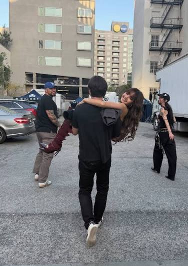Gabykwr's tweet photo. Like, está era Lisa literalmente con chase 🥱 a ella lit no le importa mostrar su cariño con personas cercanas a su entorno libremente https://t.co/Di51p6dLMR