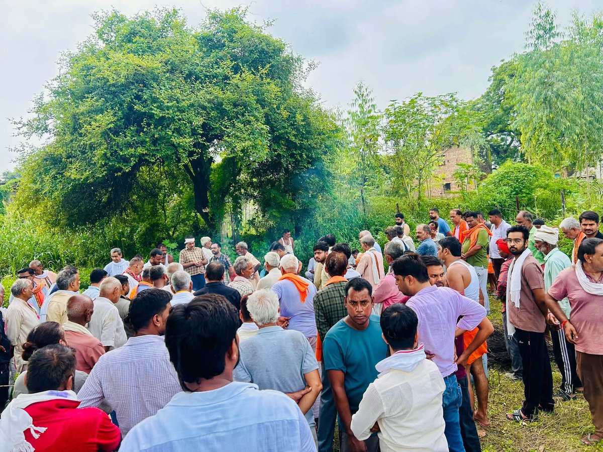 prakashbjp_'s tweet photo. आज बांदा सदर विधानसभा क्षेत्र अंतर्गत आज ग्राम पतौरा में पूर्व जिला पंचायत सदस्य प्रतिनिधि अनिल त्रिपाठी जी के बड़े भाई ऋषिकेश त्रिपाठी जी निधन की दुखद सूचना मिलने पर आज उनके अंतिम संस्कार में सम्मलित होकर ईश्वर से दिवंगत आत्मा की सद्गति हेतु प्रार्थना की..!!

इस कठिन एवं दुःख की घड़ी में शोकाकुल परिजनों के साथ मेरी गहरी संवेदनाएँ हैं। ईश्वर दिवंगत आत्मा को अपने श्रीचरणों में स्थान दें तथा परिवार को इस अपार दुःख को सहने की शक्ति प्रदान करें।

ॐ शांति 🙏🙏