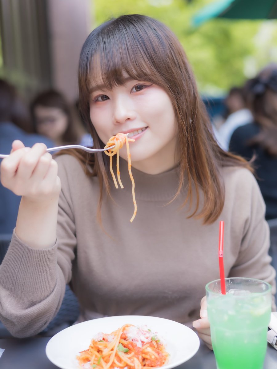 kakera721's tweet photo. 夏に撮った写真を、少しずつ振り返ってみようと思います。
　　　　　　　
夏の欠片〜 Summer Portraits - No.1-①
「春の終わり、夏の気配。」
　　　　
5月の終わり。
春のやわらかさを残しながら、
緑の色は少しずつ濃くなっていく。
夏になる、その少し前。
陽射しだけは、もう夏だった。
　　　
🅜🅞🅓🅔🅛 しほ（@shiho0114sc）
　　　
#春から夏へ 
#ポートレートが好きな人と繋がりたい 
#東京カメラ部