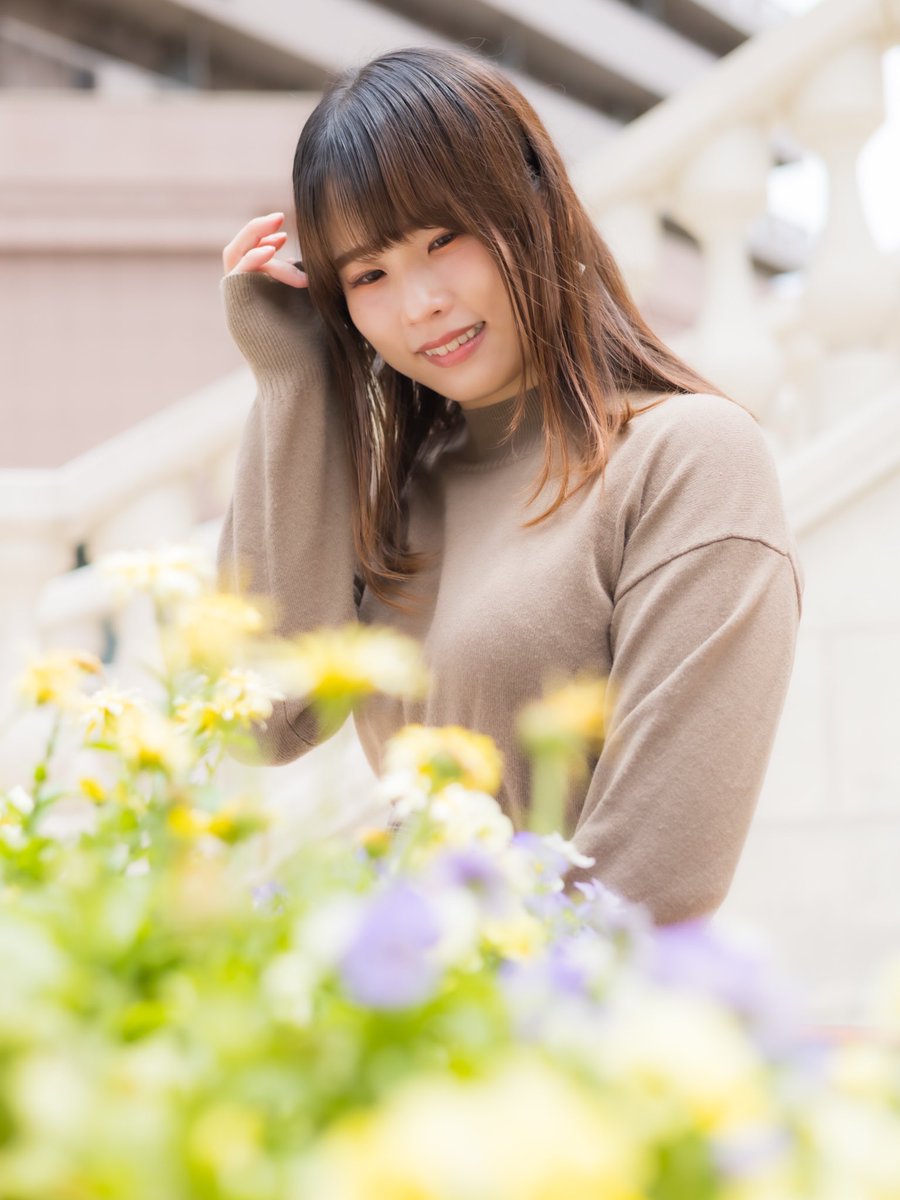 kakera721's tweet photo. 夏に撮った写真を、少しずつ振り返ってみようと思います。
　　　　　　　
夏の欠片〜 Summer Portraits - No.1-①
「春の終わり、夏の気配。」
　　　　
5月の終わり。
春のやわらかさを残しながら、
緑の色は少しずつ濃くなっていく。
夏になる、その少し前。
陽射しだけは、もう夏だった。
　　　
🅜🅞🅓🅔🅛 しほ（@shiho0114sc）
　　　
#春から夏へ 
#ポートレートが好きな人と繋がりたい 
#東京カメラ部
