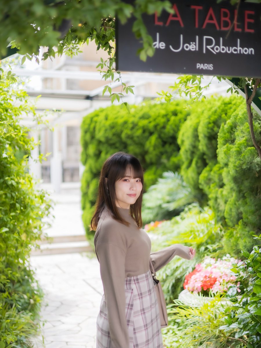 kakera721's tweet photo. 夏に撮った写真を、少しずつ振り返ってみようと思います。
　　　　　　　
夏の欠片〜 Summer Portraits - No.1-①
「春の終わり、夏の気配。」
　　　　
5月の終わり。
春のやわらかさを残しながら、
緑の色は少しずつ濃くなっていく。
夏になる、その少し前。
陽射しだけは、もう夏だった。
　　　
🅜🅞🅓🅔🅛 しほ（@shiho0114sc）
　　　
#春から夏へ 
#ポートレートが好きな人と繋がりたい 
#東京カメラ部