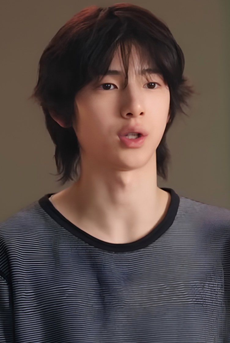 coertis_'s tweet photo. rambut juhoon udah panjang banget, mirip rambut jaman pre-debutnya😭😭🤏🏻 jju gondrong terus selamanya apa boleh?….. jju gondrong harga mati https://t.co/pVnzgwH0Sr