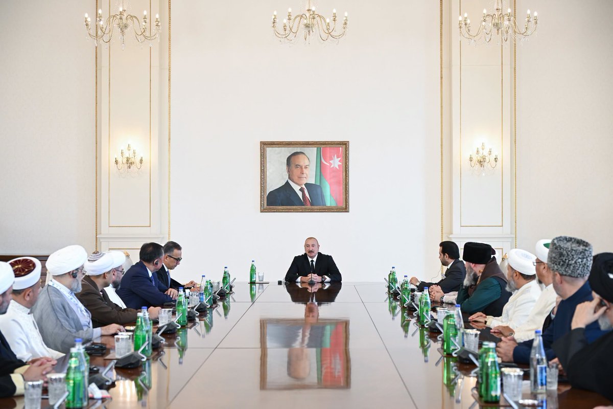 shemmedli's tweet photo. 15 sentyabr 2026-cı ildə Prezident cənab İlham Əliyev Türk Dövlətləri Təşkilatının (TDT) müsəlman dini idarə rəhbərləri Şurasının üzvləri və müşahidəçilərini qəbul edib. https://t.co/0LCu3pZ40E