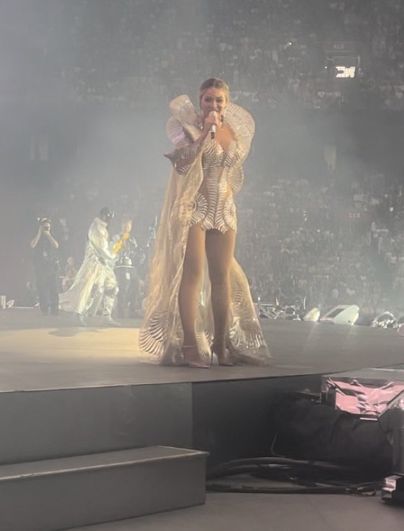 beyoncecollects's tweet photo. Yes! With the first photo being the best! (She sang ‘and that’s why i love you’ to me 😭) https://t.co/bfz4dJOK07