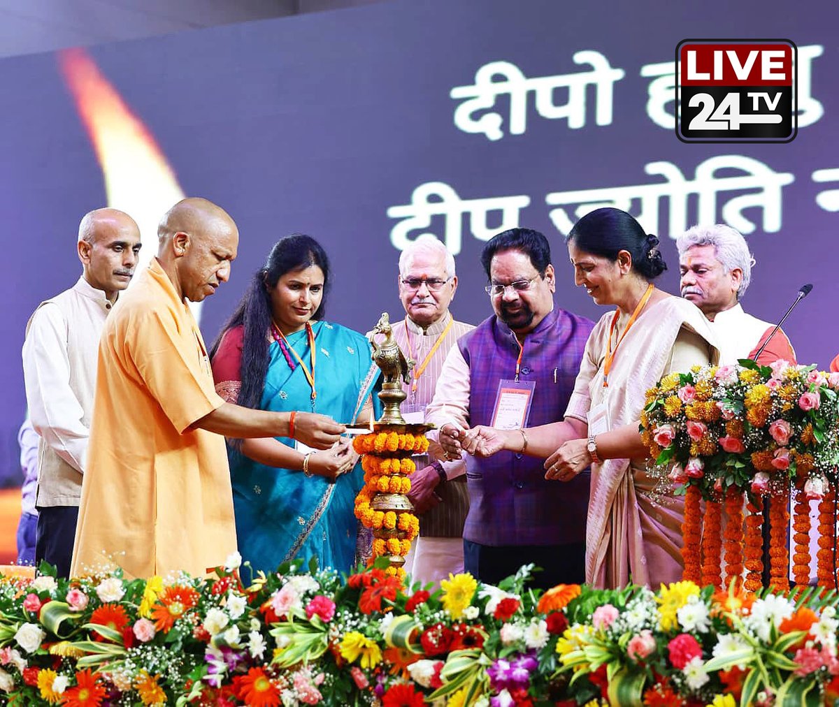 live24tvv's tweet photo. ग्रेटर नोएडा स्थित गौतम बुद्ध विश्वविद्यालय में आयोजित ‘उत्कर्ष नारी सम्मान युवा स्वाभिमान, प्रेरणा विमर्श-2026’ के समापन समारोह में सहभागिता की गई। इस अवसर पर भारत की सनातन जीवन-दृष्टि और नारी शक्ति की भूमिका पर सार्थक विमर्श हुआ।
कार्यक्रम के दौरान समाज में सकारात्मक और वैचारिक संवाद को आगे बढ़ाने वाली पत्रिका ‘केशव संवाद’ के विशेषांक ‘युवा और उत्तर प्रदेश’ तथा ‘प्रेरणा विचा��’ के विशेषांक ‘उत्तर प्रदेश: मातृशक्ति का विमोचन’ किया गया। इस अभिनव वैचारिक पहल के लिए प्रेरणा विमर्श से जुड़े सभी पदाधिकारियों का अभिनंदन किया गया।
@myogiadityanath  @BJP4UP  
#PrernaVimarsh2026 #NariShakti #SanatanParampara #YuvaSwabhiman #UttarPradesh #MatriShakti #KeshavSamvad #PrernaVichar #GautamBuddhaUniversity #GreaterNoida #NariSamman #Bharat #SanatanBharat