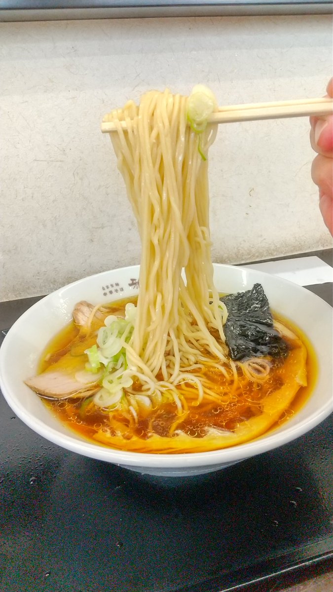 suuuuuchan50024's tweet photo. #令和8年9月備忘録
中華そば 雅へ
中華そば 細麺 本日3杯目
近くに🍕のテイクアウトで
来てたのでもちろん👣
こちらは麺で塩味を調整する拘る
お店なのであっさり食べてくて細
麺やっぱり旨い❗️
動物系と煮干のあっさりコク深い
スープに細麺🎵
美味しかったですぅ😋
ご馳走さまでした😀
#中華そば雅 https://t.co/x8l1XSd45b