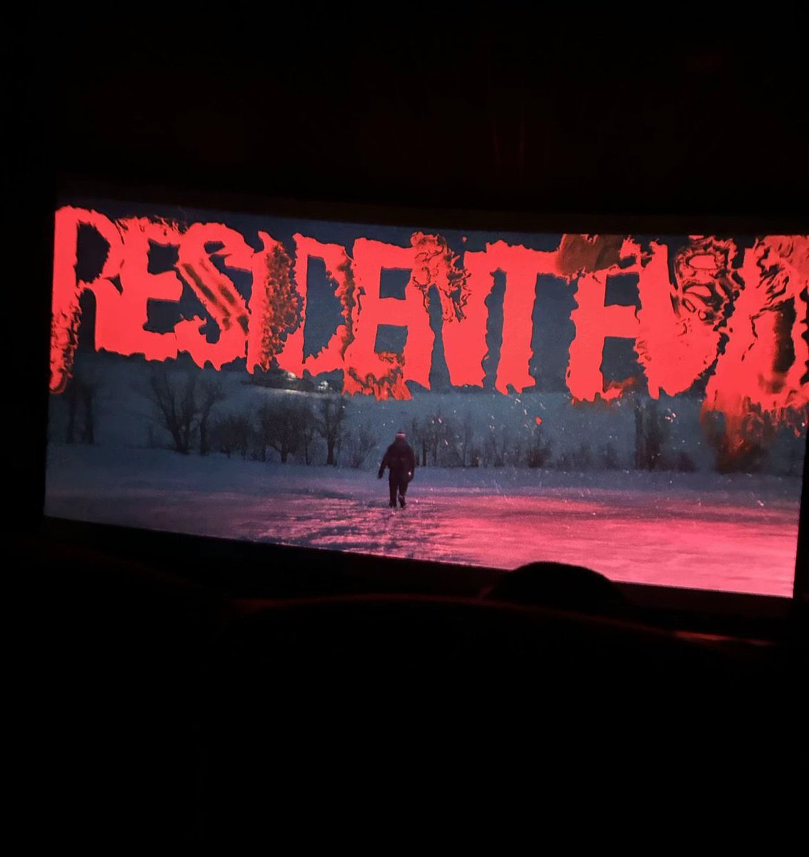 EvilHazardBR's tweet photo. O diretor Zach Cregger sugeriu que não teremos uma "versão do diretor" do novo filme de Resident Evil, apesar dos pedidos dos fãs para ver as piadas que foram cortadas do longa.

O diretor revelou semanas atrás que sua versão final do filme teve elementos removidos porque o público de teste achou que eles tornavam o filme "engraçado demais".

Já dias atrás, durante uma entrevista ao IGN, o cineasta disse estar satisfeito com as piadas cortadas, mesmo diante dos pedidos por uma versão estendida do filme que incluísse todas as tiradas originais:

"Foi a decisão certa. É engraçado; vi alguém na internet dizendo: 'Lancem a versão do Cregger!' e eu pensei: 'Não, esta é a versão do Cregger'. A versão do Cregger é esta, sem aquelas piadas. É legal ter momentos de leveza, mas o filme precisa ser, antes de tudo, um filme de terror; por isso, não sinto falta de nenhuma delas."

Não está claro exatamente quantas piadas ficaram de fora da edição final, mas Cregger afirma estar feliz com o resultado, independentemente disso. No entanto, quem espera ver uma versão do filme ainda mais engraçada do que a que chegou aos cinemas talvez não deva criar muitas expectativas.

"Elas são ótimas", disse Cregger sobre as piadas cortadas. "Eu só... acho que é melhor para o filme. Sabe, eu venho da comédia. Sempre quero celebrar — especialmente quando alguém manda muito bem numa piada. Não quero tirar isso. Quero que eles tenham esse momento de sucesso, mas preciso pensar no todo."

#REBHFun #ResidentEvil