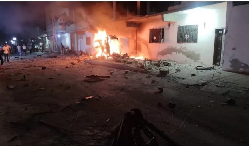 SercanUstundass's tweet photo. Suriye’nin dört bir yanında patlamalar meydana geliyor

İdlib ve Derazor’da sebebi açıklamayan patlamalardan sonra Halep’te de bir silah deposu patladı. Çok sayıda ölü var. Dera’da ise arazilerde ilerleyen İsrail yerleşim bölgelerindeki hedefleri vurdu. Şam sessizliğini koruyor. https://t.co/N3XIeTmD78