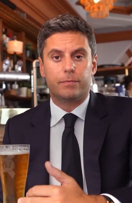 Brevesdepresse's tweet photo. ⚡️🇫🇷INFO - Flop pour l’opération « 1 000 bistrots » de Gabriel #Attal dans l’#Hérault : sur 600 personnes contactées, seules 7 étaient présentes, dont 6 intervenants macronistes, rapporte L’Agglorieuse. Parmi eux, Patrick #Vignal, ex-député et conseiller politique d’Attal, et Prisca #Thévenot, ex-porte-parole du gouvernement et désormais directrice de la mobilisation [ça ne s’invente pas !] et des territoires de sa campagne. Le déjeuner offert n’a pas déplacé les foules… Pas beaucoup plus de succès pour la rentrée locale du parti présidentiel : elle n’avait réuni que 27 personnes sur 600 sollicitées, malgré, là aussi, un repas offert dans un restaurant réputé. Quand ça veut pas, ça veut pas…