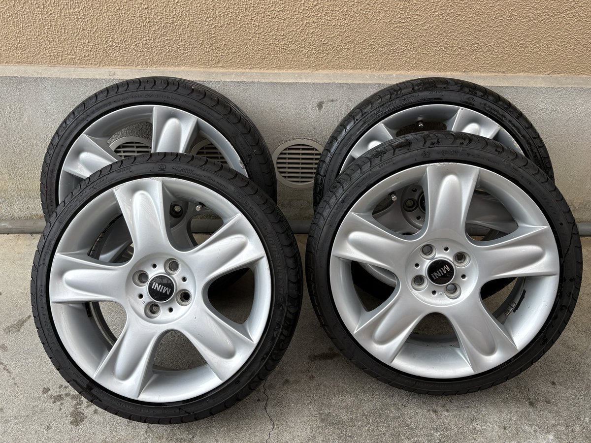 Mecchanemutai's tweet photo. #ホイール売ります

ミニ純正 5スター・ブレット（？）
17インチ 7J+48
グリンランダー195/40r17 26年製（約6000キロ走行）付き

4本ガリ傷あり❗️一本リム欠けあり、うち2本仮付の際にできたキャリパー干渉傷ありでボロボロです
直接引取り希望で3万で欲しい方いませんか？ https://t.co/iiIeB1Grcc