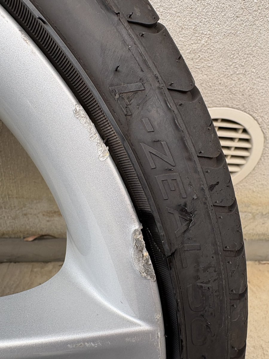 Mecchanemutai's tweet photo. #ホイール売ります

ミニ純正 5スター・ブレット（？）
17インチ 7J+48
グリンランダー195/40r17 26年製（約6000キロ走行）付き

4本ガリ傷あり❗️一本リム欠けあり、うち2本仮付の際にできたキャリパー干渉傷ありでボロボロです
直接引取り希望で3万で欲しい方いませんか？ https://t.co/iiIeB1Grcc