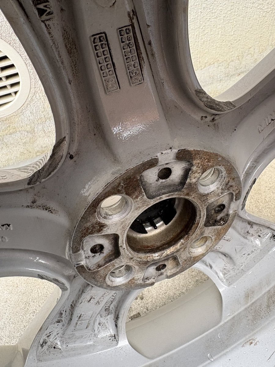 Mecchanemutai's tweet photo. #ホイール売ります

ミニ純正 5スター・ブレット（？）
17インチ 7J+48
グリンランダー195/40r17 26年製（約6000キロ走行）付き

4本ガリ傷あり❗️一本リム欠けあり、うち2本仮付の際にできたキャリパー干渉傷ありでボロボロです
直接引取り希望で3万で欲しい方いませんか？ https://t.co/iiIeB1Grcc