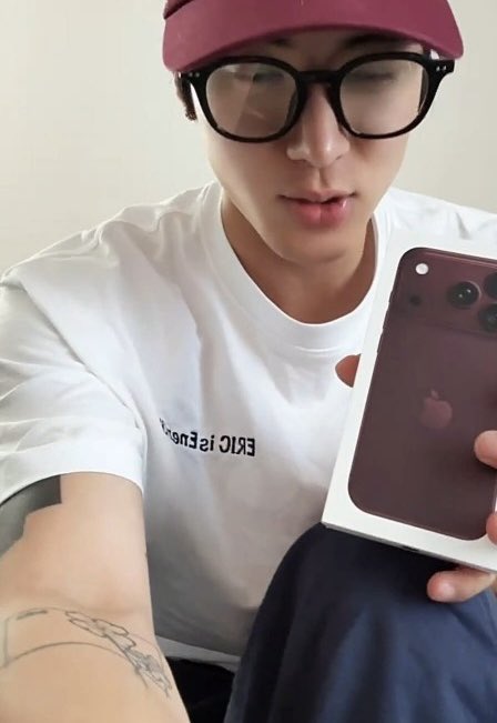 only4younghoon's tweet photo. Yang punya kontak Eric abis ini harus diganti sama “Eric The Boyz iPhone 18 pro max 2TB burgundy cash gak nyicil” https://t.co/TVsDZ8yM3M