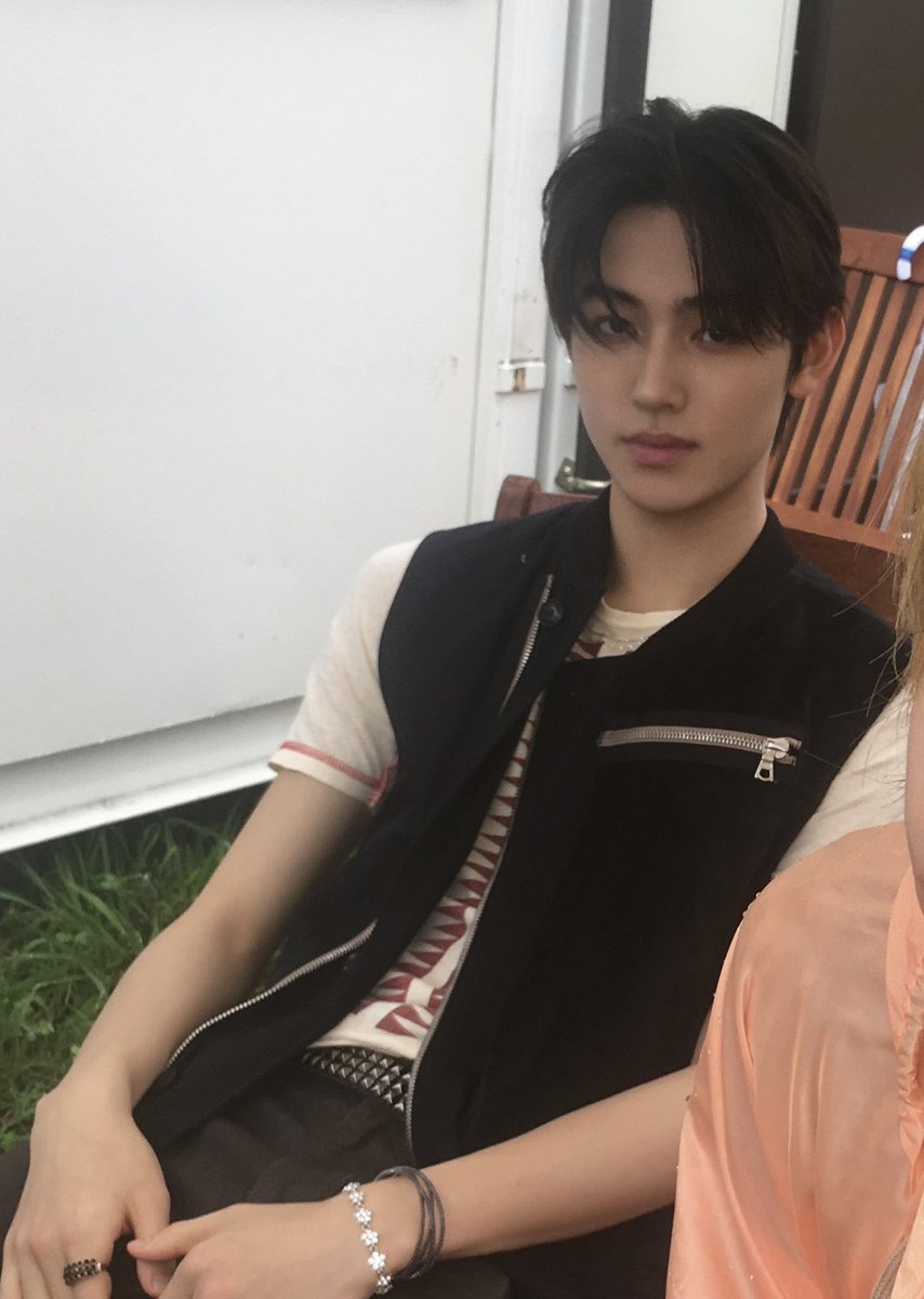 eomseaniee's tweet photo. face card goes crazy DAMN https://t.co/DTlQTNdXe9