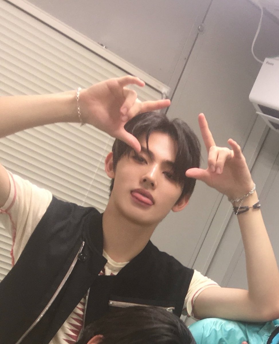 eomseaniee's tweet photo. face card goes crazy DAMN https://t.co/DTlQTNdXe9