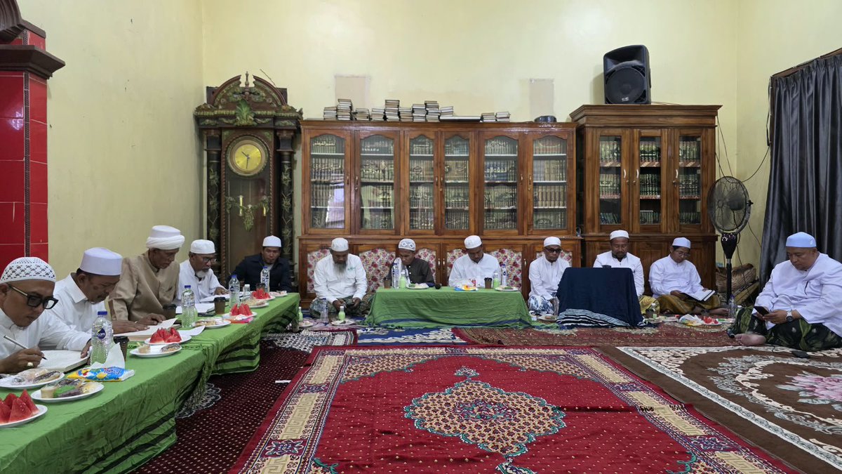 mk_haramain's tweet photo. #majeliskhirrijilharamain 
KOORDA BANGKALAN |
جلسة قراءة جامع سنن الترمذي في منزل كياهي الحاج أنيس الرحمن إحسان معهد الإحساني بليكا بنكلان. يوم الإثنين ٩ ربيع الآخر ١٤٤٨ هجرية. https://t.co/3Ke0bmAF6g