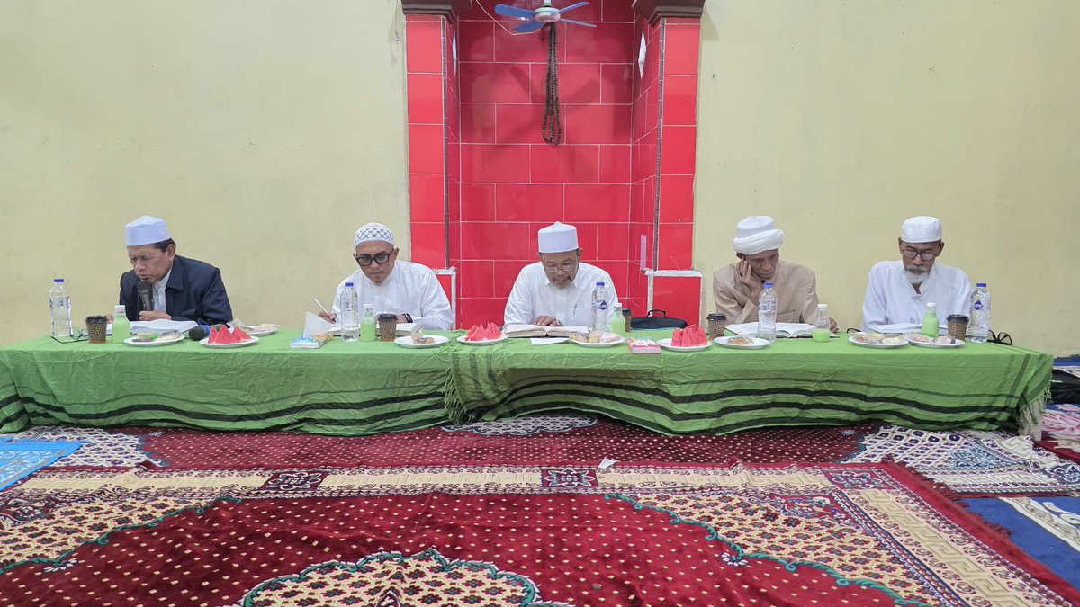 mk_haramain's tweet photo. #majeliskhirrijilharamain 
KOORDA BANGKALAN |
جلسة قراءة جامع سنن الترمذي في منزل كياهي الحاج أنيس الرحمن إحسان معهد الإحساني بليكا بنكلان. يوم الإثنين ٩ ربيع الآخر ١٤٤٨ هجرية. https://t.co/3Ke0bmAF6g