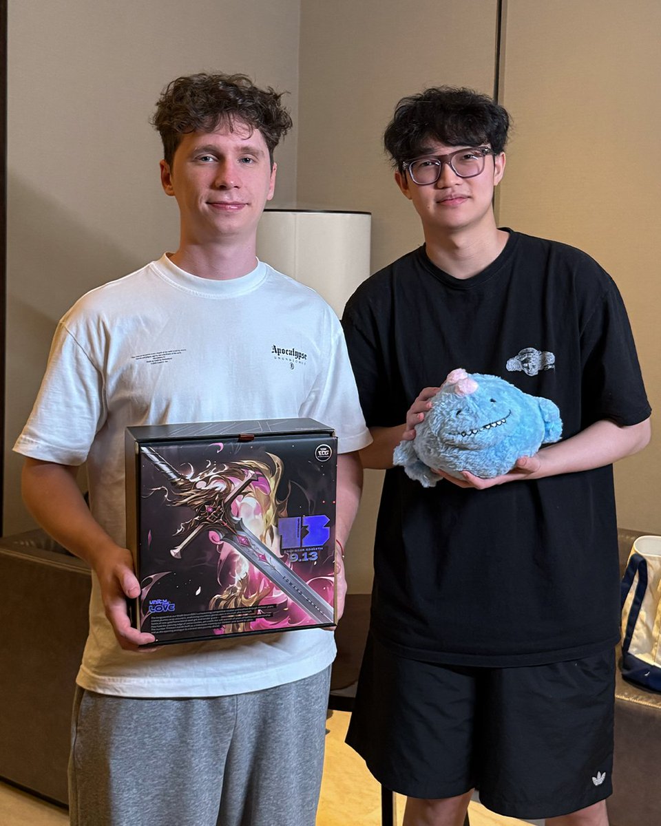 pprxteam's tweet photo. Thank you for the Jersey and gift @EDG_Edward ! 

All the best in #VALORANTChampions Shanghai 👊🏻 https://t.co/t1OfNP2hKS