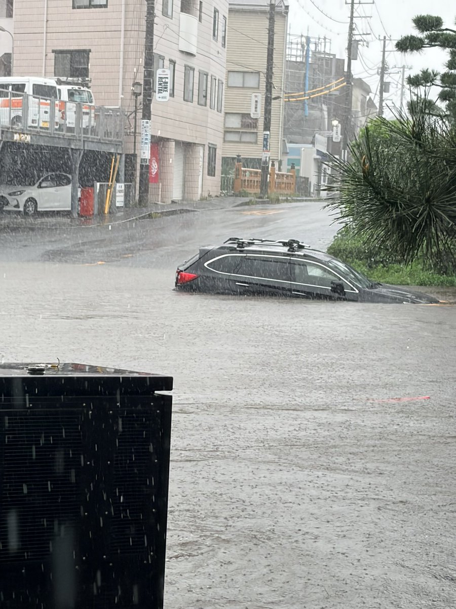 takashi_matsuo's tweet photo. 下馬の交差点や若宮大路沿いも冠水。
市内各所で冠水しておりますので、車での移動は危険です。 https://t.co/ghSkDMScuY