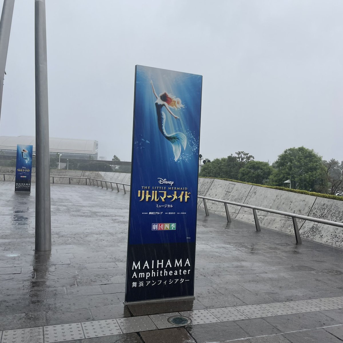 _m_rouge's tweet photo. 13年ぶりにハッピーエンド見届けて外出たら引くほどの暴風雨 https://t.co/0N2Plmuafq