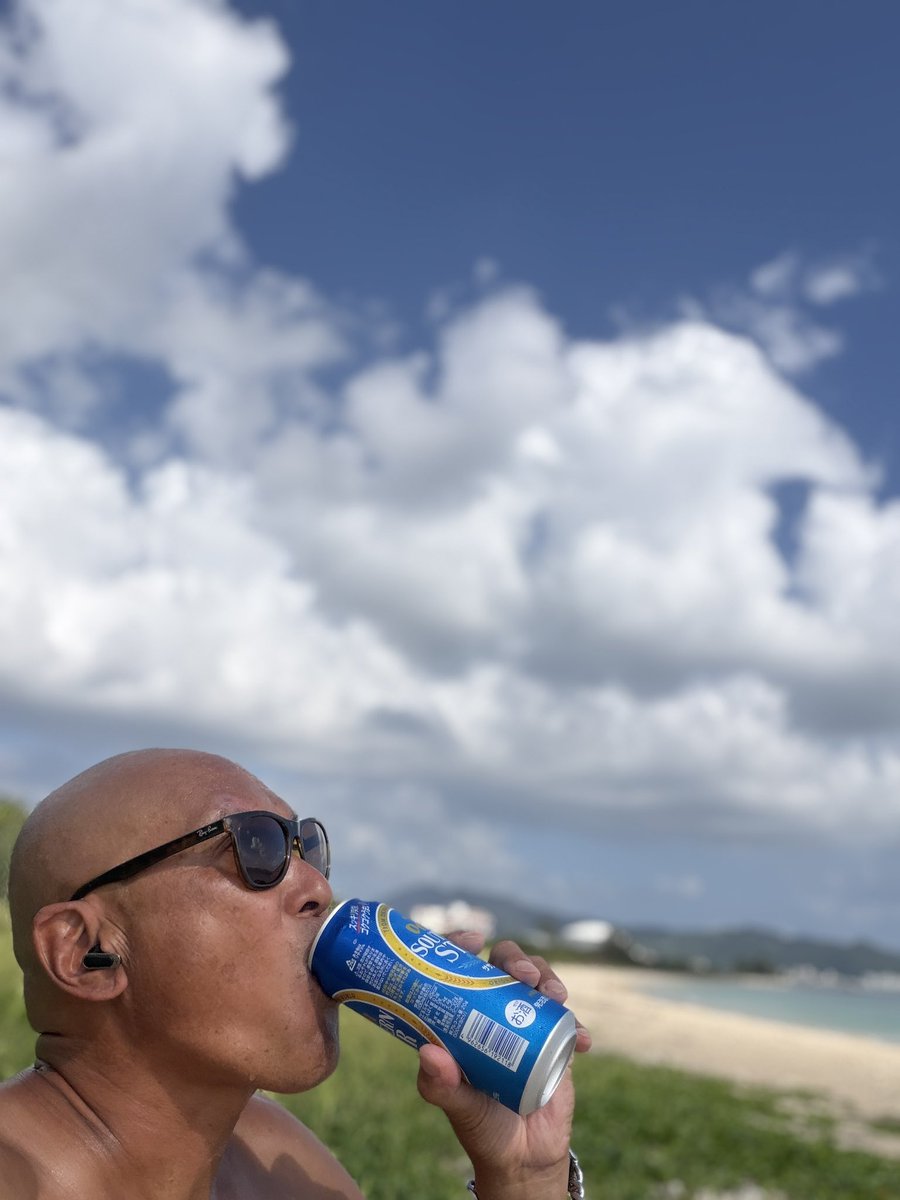 77aloha's tweet photo. ホテルの部屋に籠っていると鬱々しくなるのでビーチでビア❤️  やっぱり太陽最高　　#ビジホ住み https://t.co/5IxS0jAZNQ