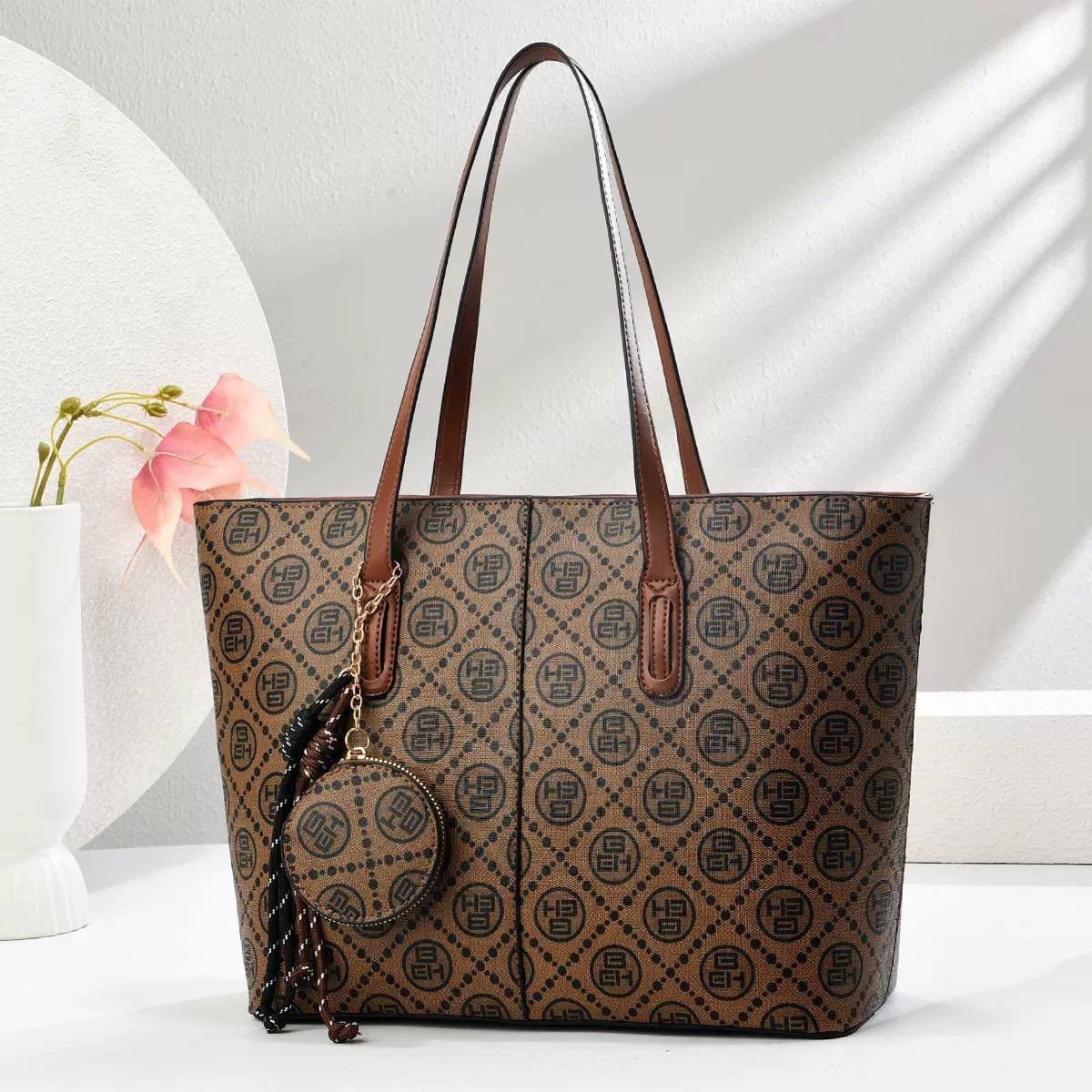 Abbietrends's tweet photo. Not your regular Tote 👜 
19k plus free delivery 

Lagos https://t.co/34PVAsqO3B