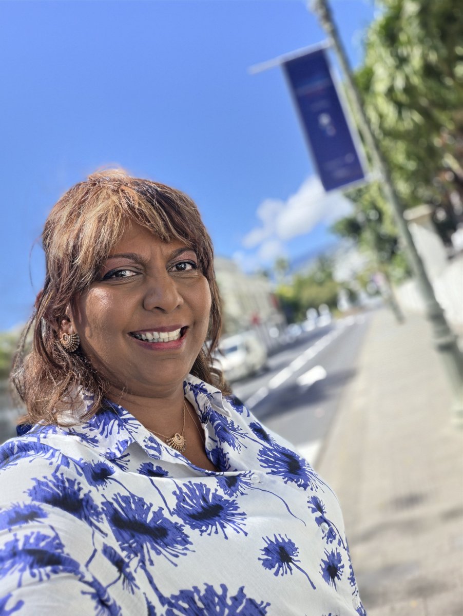 Lynda_Savaranin's tweet photo. A pied réunion lundi🤣 #semaine #Développementdurable #Departement à rue Paris 😇 en talon of course 🤣🥰 Être #responsable 2notre Terre 🤩😘 Diriger et #manager 2équipes c'est montrer le bon exemple 😍 Et vous quels sont vos moyens circulation cette semaine info sensibilisation? https://t.co/Z9ThlCmLw4