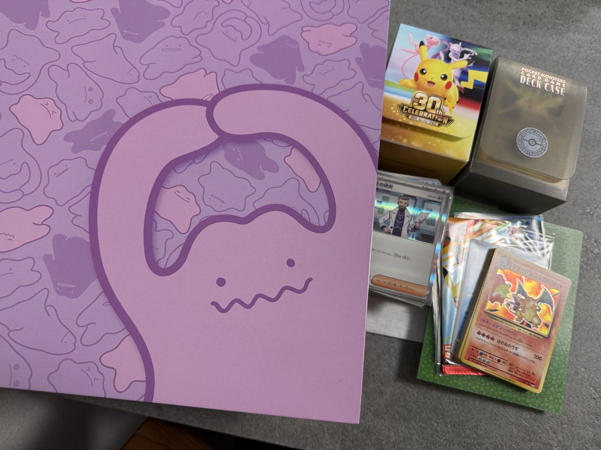 ayunteuk374's tweet photo. 子どもの頃のも含めていろんなポケカあるからファイリングするぞ！！！(子どもがポケモンにはまって好きなカードとか中古のバラ売りで買ったりし始めて、ようやく自分のカード整理の決心がついたw)デッキケースに時代を感じる（笑） https://t.co/jKSiHz01D0