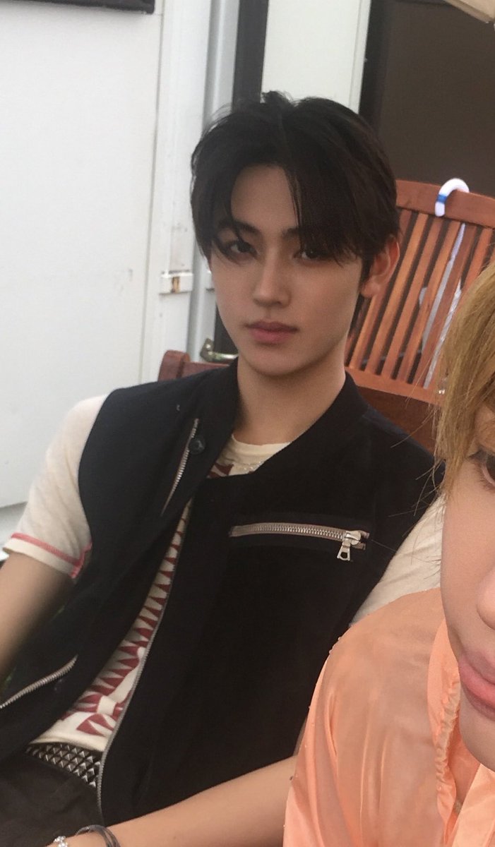 eommoeo's tweet photo. 와씹발 한국까지 존잘냄새 조온나 훅훅 난다 https://t.co/UPz1LIh9ny