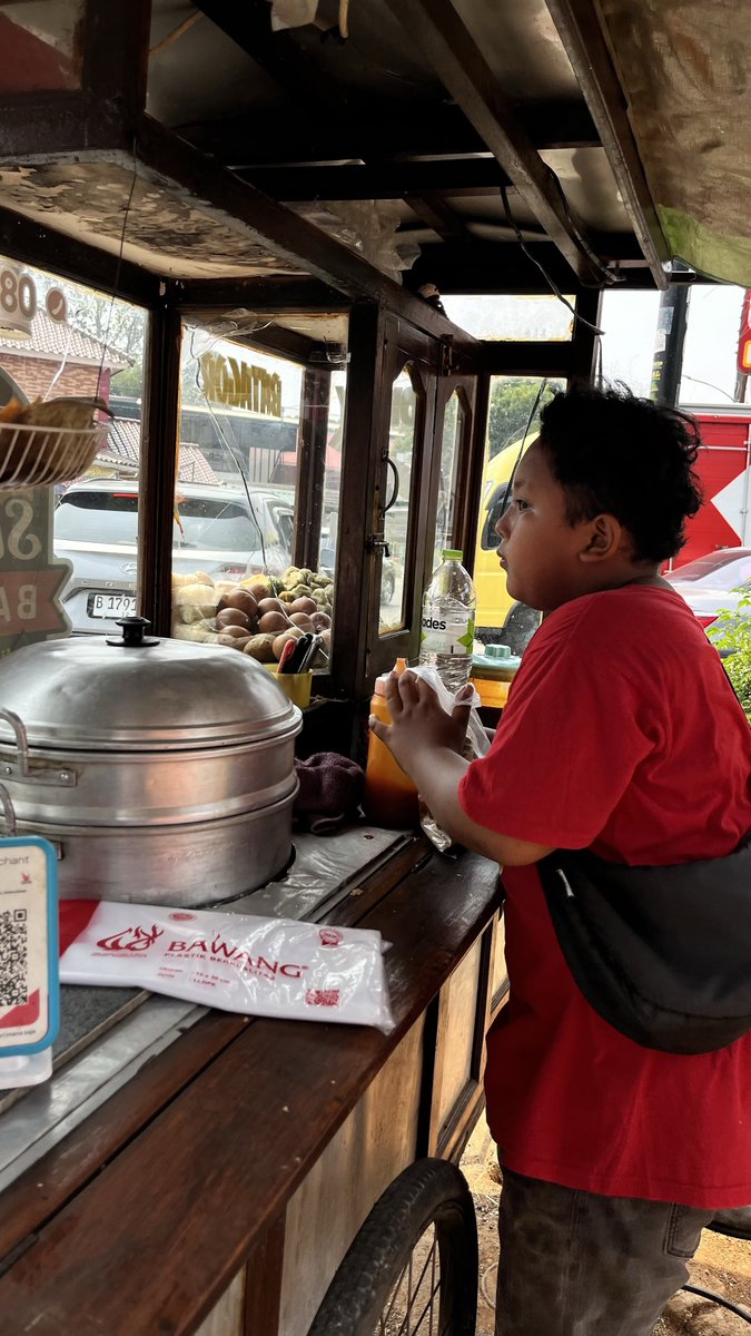 KapudS640's tweet photo. Teman-teman, buat yang suka beli Kopi Tuku di Bintaro Sektor 1, please ramein siomay adek ini yaa 🥹

Dulu yang jualan bapaknya, tapi bapaknya sekarang sakit kena kanker, jadi anaknya yang gantiin jualan. Adek ini juga udah nggak sekolah.

Yukss, ramein siomay dan batagornya. Enak kok! 🥹❤️