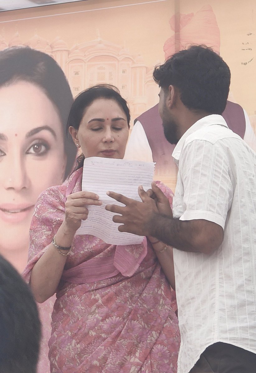 SunilBishnoi774's tweet photo. मेजर साहब कुछ तो शर्म करो अपने कर्तव्य का थोड़ा बहुत तो पालन करो 
आपकी लीगल टीम कहा गई वो सो रही है या हार मानकर भाग गई 
Rssb बोर्ड ने सब स्टूडेंट को बहुत prasan कर रखा है https://t.co/LBSotie7i8