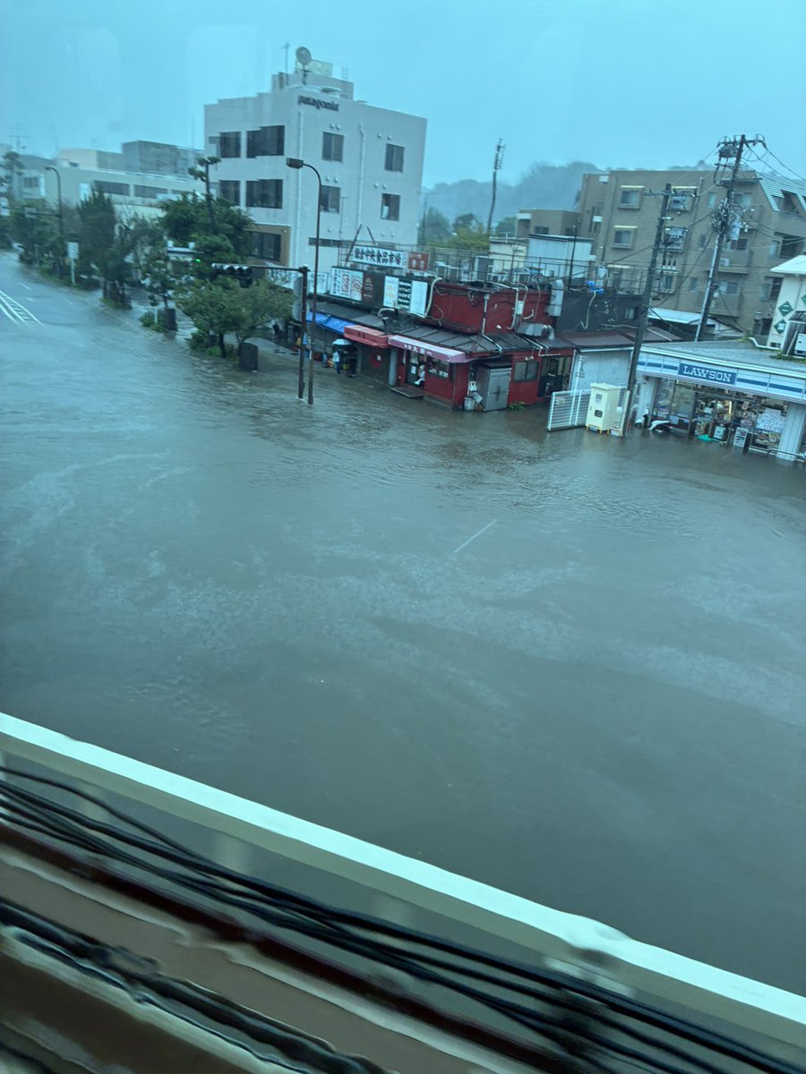 toitakakero's tweet photo. 鎌倉冠水中。バス運休。横須賀線は止まるかぐらいのノロノロ運転。 https://t.co/bNtA9FUJsl