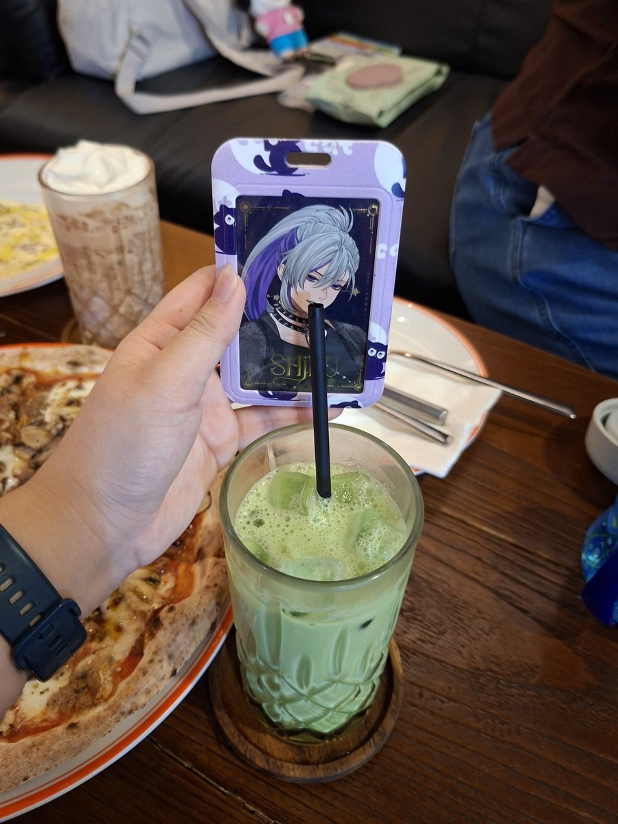 larasmochiii's tweet photo. Tolonggg matcha-ku diminum Kak Shiru😰🫵 https://t.co/Nmvc8CmkGj