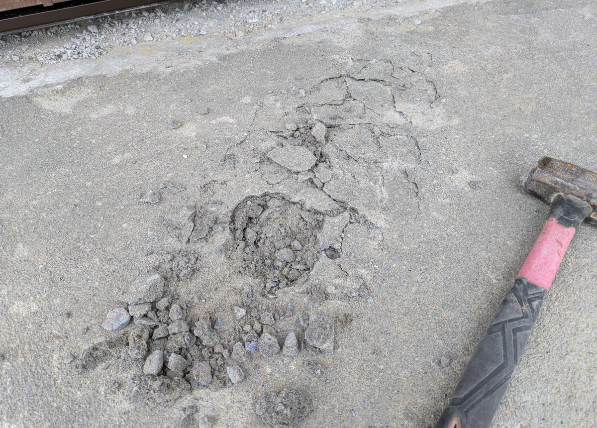 Yukiguni_K_'s tweet photo. 新築の現場で玄関のタイル工事に来たら下地のコンクリが浮いてる感じがしたので斫ってやり直す事に。
①とりあえずハンマーで叩いてみる
②ピックでつついてみると簡単に穴が空く
③コンクリかと思いきや砕石の上に3cm程のモルタルが打ってあるだけ
④酷すぎる手抜き工事だと話題に
#クソ現場祭り2026 https://t.co/pz8uovWU95